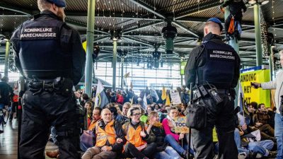 Klimaaktivisten belagern Amsterdamer Flughafen – Dutzende Festnahmen