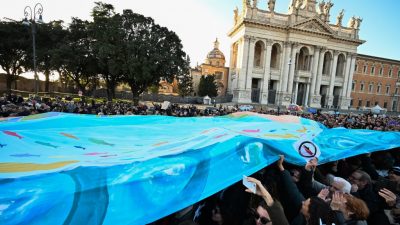 „Sardinen“ demonstrieren in Rom:“Bella Ciao“-Gesänge gegen Salvinis Lega