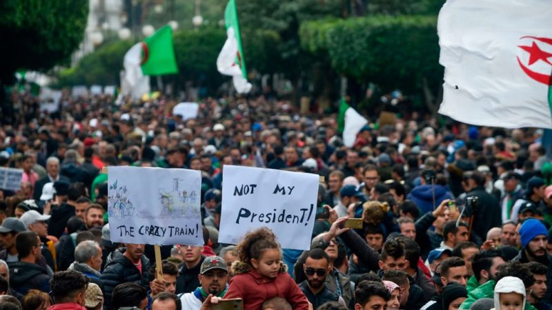 Trotz massiver Proteste: Algeriens Armeechef sagt neuem Präsidenten Militär-Unterstützung zu