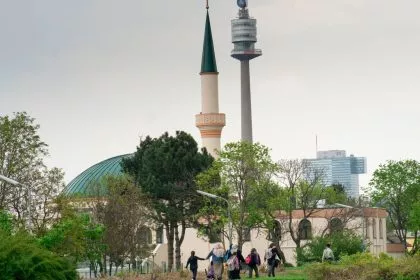 Islam über Österreich - Die Hälfte der jungen Afghanen sehnt sich nach religiösem Anführer