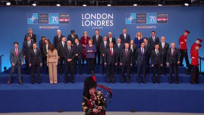 Großbritanien: NATO-Führungskräfte versammeln sich zum Gruppenfoto mit musikalischem Zwischenspiel