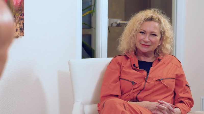 Kabarettistin Gabi Decker bei Schrang TV: „Wir dürfen nicht mehr alles sagen“