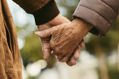 Lebenslange Liebe: 91-jährige Frau mit Demenz erkennt Ehemann an ihrem 72. Hochzeitstag
