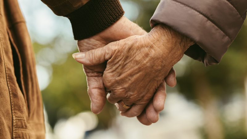 Lebenslange Liebe: 91-jährige Frau mit Demenz erkennt Ehemann an ihrem 72. Hochzeitstag