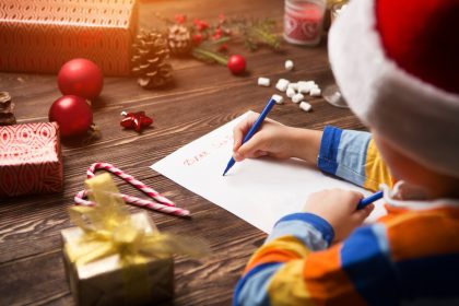 Wunschzettel in Weihnachtspost: Puppen, Bücher & mehr Zeit mit Eltern