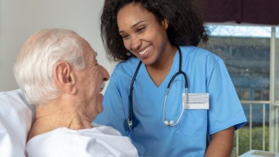 Altenpflege: Mindestlohn für ungelernte Pflegekräfte steigt ab Januar