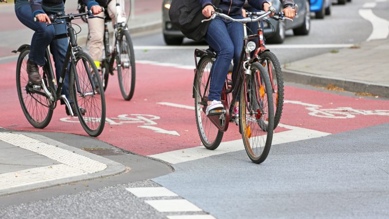 Für getrennte Ampelphasen: Radfahrer- und Lkw-Lobby wollen Kreuzungen sicherer machen