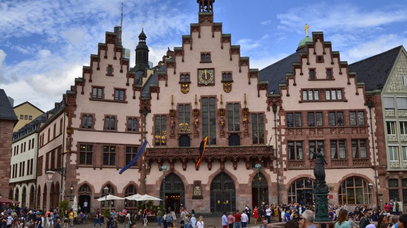 AfD lässt OB Feldmann abmahnen – Anti-Rassismus-Schild am Frankfurter Rathaus sorgt für Ärger