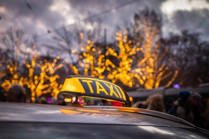 Rüsselsheim: Weihnachts-Feierabend endete für Taxifahrer mit Messerstich – Fahndung nach jungen Männern