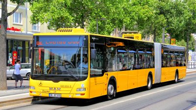 Wirbel um „Deutscher Fahrer“-Schild: Fahrgast erhält Morddrohung – Busfahrer vorläufig freigestellt