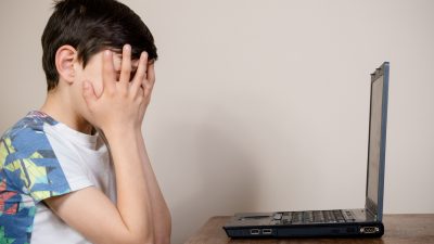 Soziale Netzwerke sollen Kinderpornos selber melden