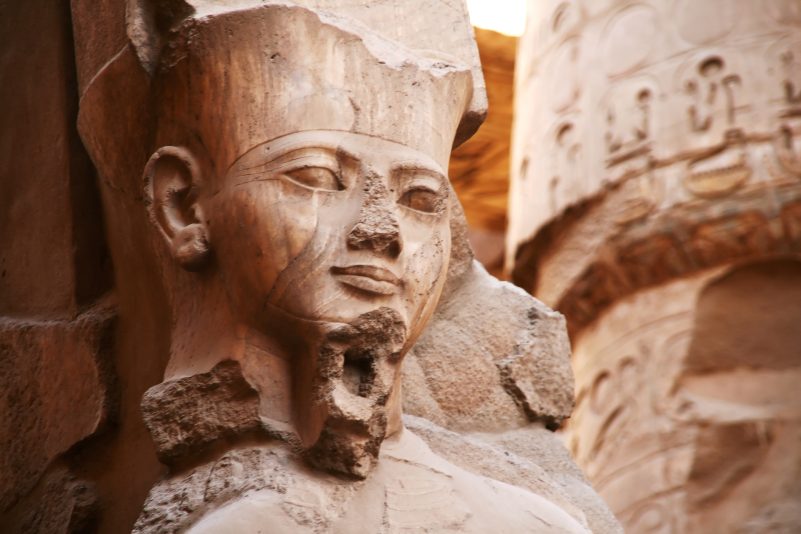 Archäologen finden “seltene” rosa Statue von legendärem Pharao Ramses II.