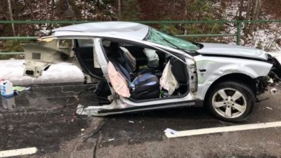 Weihnachtswunder: Auto an Brückengeländer auseinandergerissen – 26-Jähriger überlebt Horrorunfall