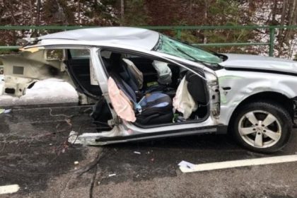 Weihnachtswunder: Auto an Brückengeländer auseinandergerissen – 26-Jähriger überlebt Horrorunfall