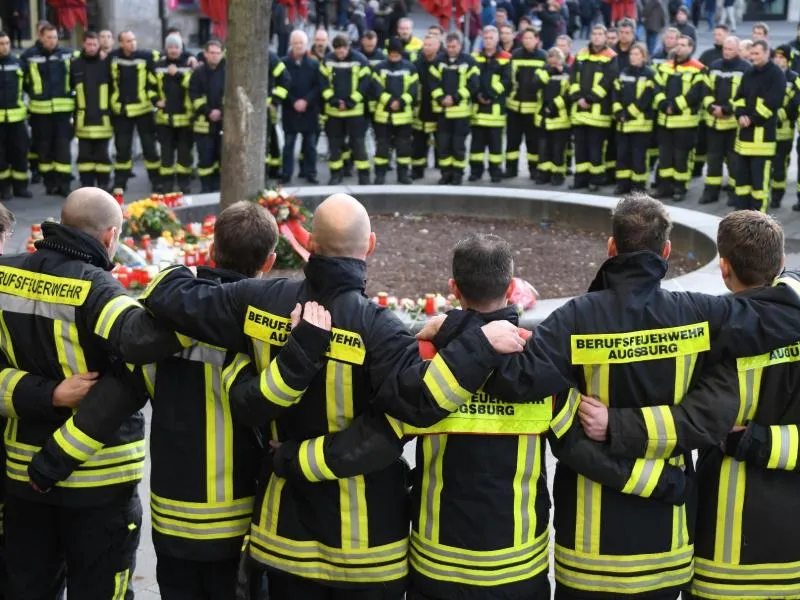 In Augsburg wurde ein Feuerwehr-Mann vor den Augen seiner Frau getötet, als es Streit mit einer Gruppe junger Männer gab.