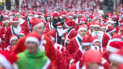 Santa Dash in Großbritannien – Tausende Weihnachtsmänner laufen für guten Zweck
