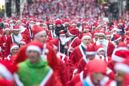 Santa Dash in Großbritannien – Tausende Weihnachtsmänner laufen für guten Zweck