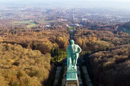 Kassel: 28-Jährige stürzt in Bergpark 10 Meter in Tiefe und stirbt
