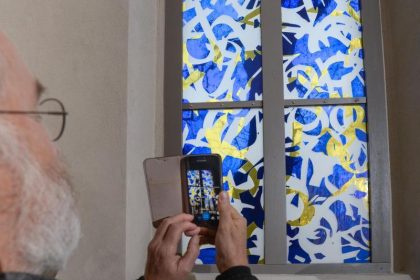 Tony Cragg schafft Fenster für Dorfkirche