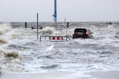Sturmtief “Victoria” beeinträchtigt Bahnverkehr und sorgt für Verkehrsunfälle – Sturmflut an Nordseeküste und Elbe