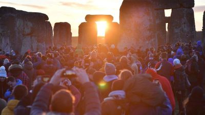 Tausende feiern Wintersonnenwende im englischen Stonehenge