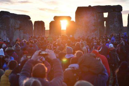 Tausende feiern Wintersonnenwende im englischen Stonehenge