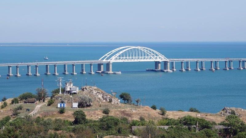 Putin gibt 19 Kilometer lange Krim-Brücke für Zugverkehr frei