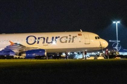Flugzeug kommt auf Flughafen Nürnberg von Landebahn ab