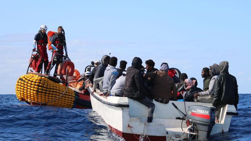 „Ocean Viking“ nimmt 240 Migranten vor der Küste Libyens auf