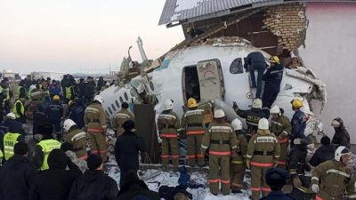 Kasachstan: Passagierjet stürzt auf Wohnhaus – mindestens 14 Tote