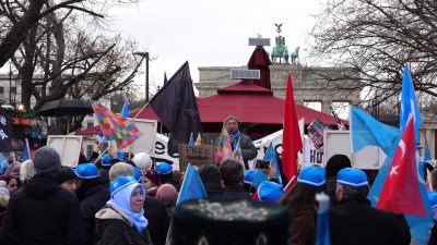 „Sanktioniert die chinesische Diktatur“: Uiguren und Hongkonger Pro-Demokratie-Unterstützer in Berlin