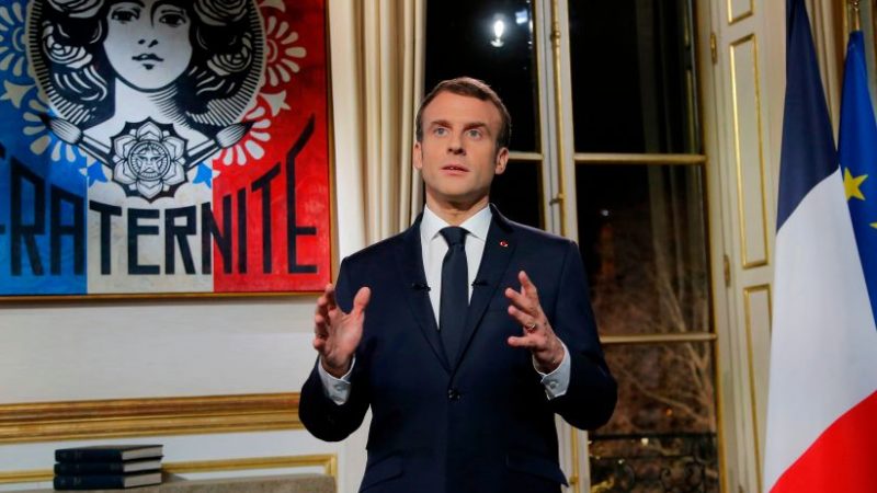 Rund 30 Demonstranten wollen Macron bei privatem Theaterbesuch in Paris stören