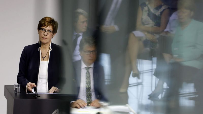 Bundestag: Befragung der Verteidigungsministerin, Energiesparrecht, Flüchtlingskinder, Adoption