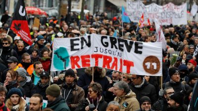 „Macron, zieh‘ Dein Projekt zurück“: Tausende demonstrieren in Paris gegen geplante Rentenreform