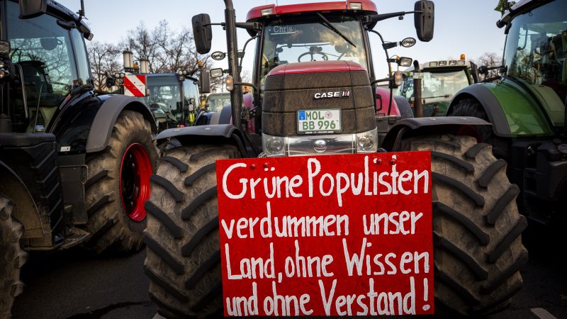 Auftakt der Grünen Woche von Bauernprotesten begleitet – Öko-Landwirt kritisiert Politiker und Verbraucher
