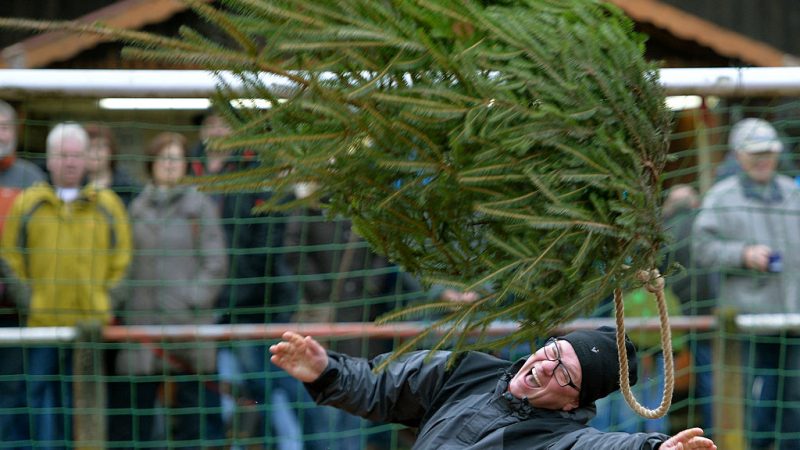 Fliegender Dreikampf im Weihnachtsbaumwerfen – „Weltmeister“ beim Knutfest in Weidenthal gekürt