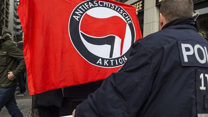 Berlin: Linksextremisten bewerfen Polizei mit Pflastersteinen von Dächern