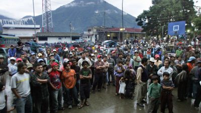 Migranten durchbrechen Grenzsperren zu Guatemala