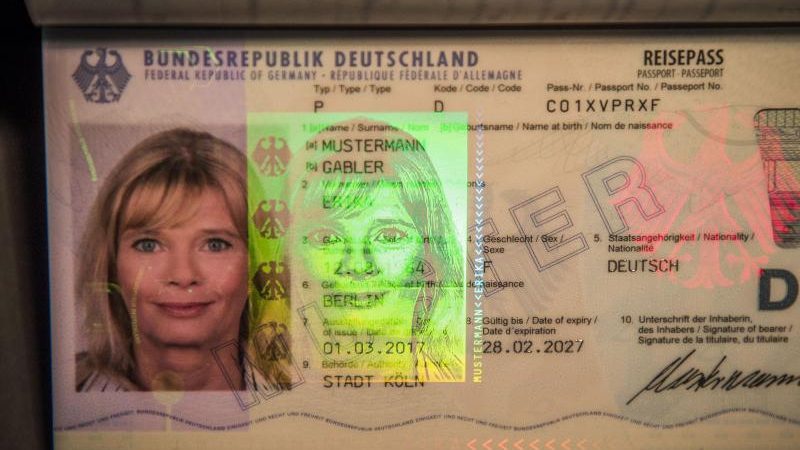 Neuer Sicherheits-Gesetzentwurf: Passbilder für Reisepass nur noch im Amt