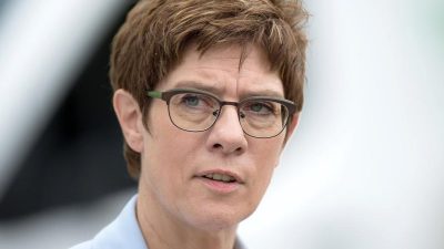 Kramp-Karrenbauer: Hanau zeigt Notwendigkeit von „Brandmauer“ gegen AfD