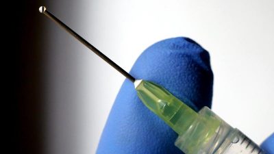 Karliczek verspricht Impfung für jeden gegen Sars-CoV-2
