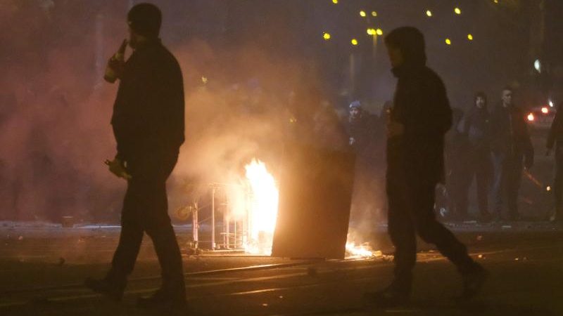 Ministerpräsident Kretschmer verurteilt linksextremistische Gewaltausbrüche in Leipzig