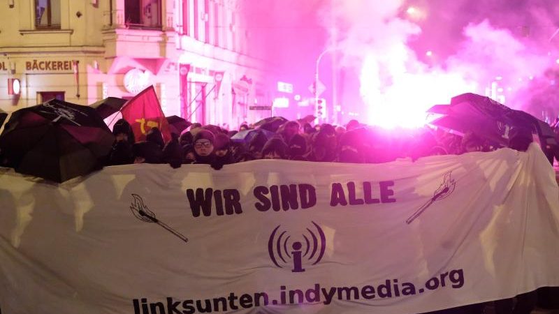 Leipzig: Stein- und Flaschenhagel auf Polizisten bei Indymedia-Demo – 13 Beamte verletzt
