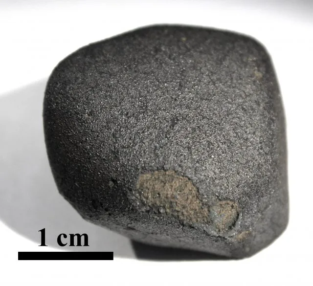 Nahaufnahme des Meteorit „Flensburg“.