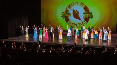 Klassischer Tanz wird vom Publikum honoriert: Shen Yun zum Abschlussbild.