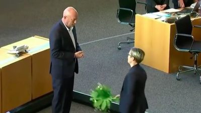 Thüringer Linken-Chefin wirft Kemmerich Blumenstrauß vor die Füße
