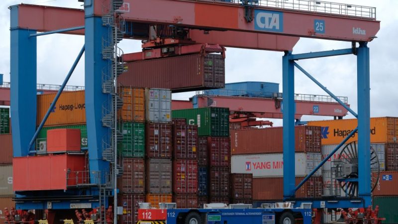 Container-Stau im Hamburger Hafen wegen Coronavirus