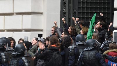 Paris: Aktivisten „Jugend fürs Klima“ besetzen Blackrock-Zentrale