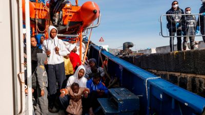 „Ocean Viking“ darf 274 Menschen nach Sizilien bringen – Crew und Migranten in Quarantäne