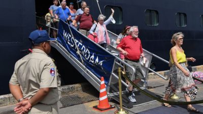Erste Kreuzfahrt-Passagiere  der „Westerdam“ gehen von Bord – Rostocker „Aidavita“ darf nicht anlegen
